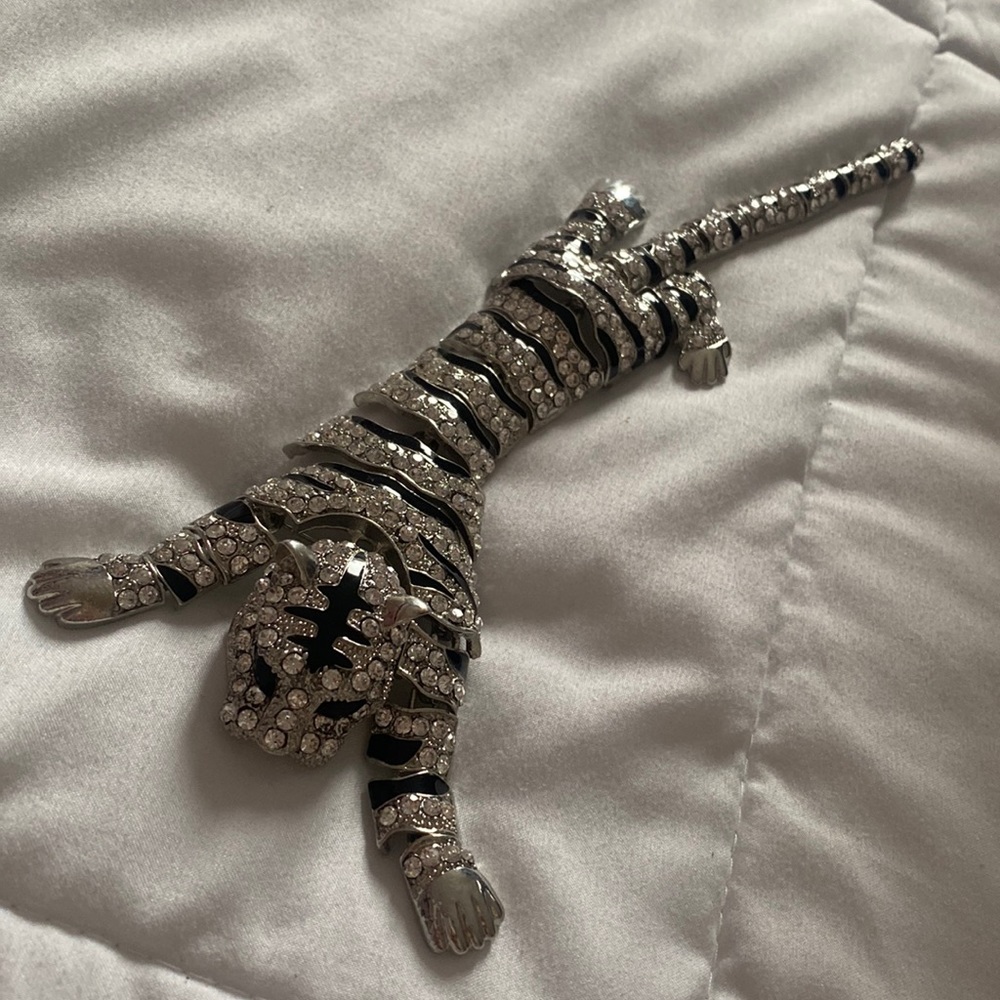 Tiger shoulder brooch